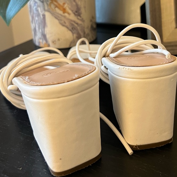 UO strappy block sandals - Picture 2 of 6